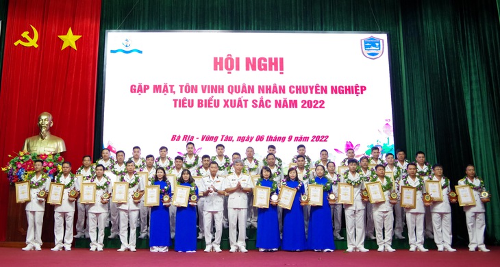 Tuyên dương 40 quân nhân chuyên nghiệp tiêu biểu trong bảo vệ chủ quyền biển, đảo - Ảnh 1.