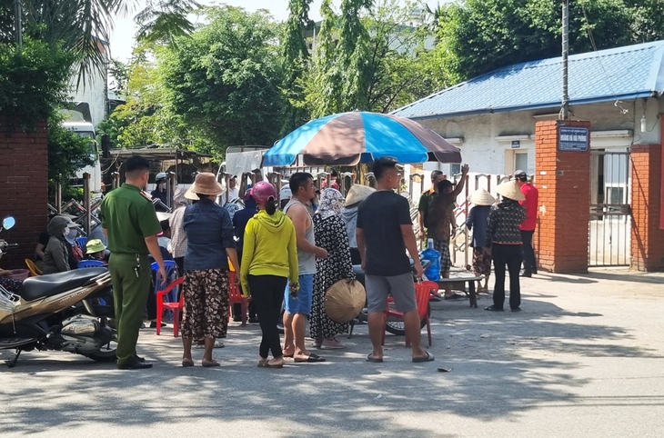 Dân chặn cổng nhà máy giấy vì bị ‘thất hứa’ việc di dời - Ảnh 1.