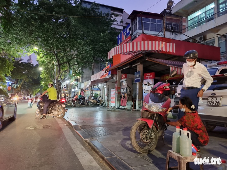 Cây xăng hết hàng, cây xăng tự phát bán ngay phía trước, mua bao nhiêu cũng có - Ảnh 3.