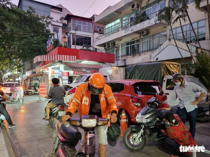 Cây xăng hết hàng, cây xăng tự phát bán ngay phía trước, mua bao nhiêu cũng có - Ảnh 2.