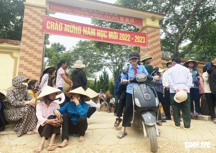 Phụ huynh phản đối sáp nhập trường, hàng trăm học sinh ‘bơ vơ’ - Ảnh 1.