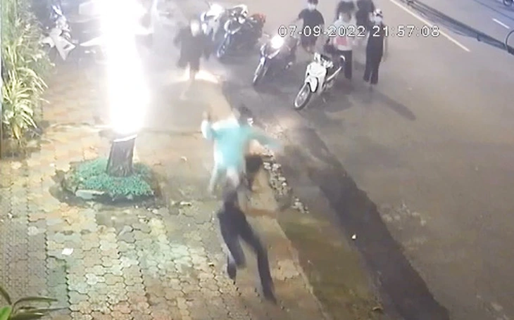 Nghi phạm chém đứt bàn tay người đàn ông vì có hành vi khiếm nhã với vợ mình khai gì? - Ảnh 3.