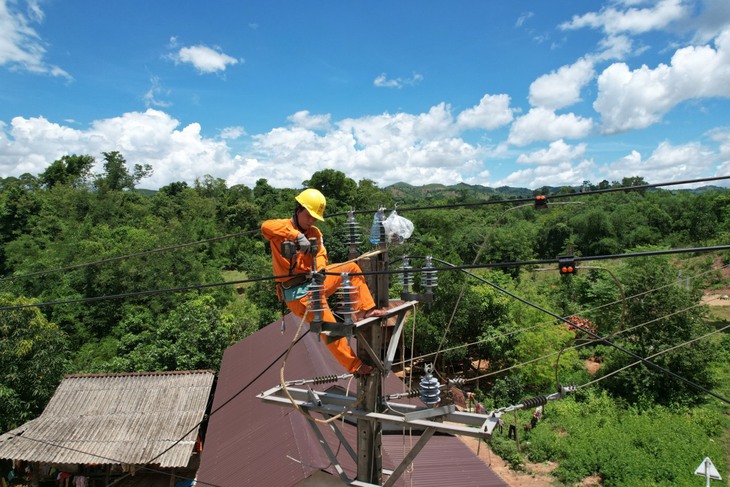 Đảm bảo an toàn vận hành lưới điện khu vực miền núi mùa mưa bão - Ảnh 1.