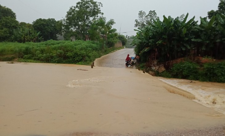 Mưa lũ gây cô lập các bản vùng sâu ở Thanh Hóa, đường giao thông bị chia cắt - Ảnh 4.