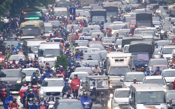 Hà Nội rào chắn trên đường Nguyễn Trãi để làm dự án chống ngập  - Ảnh 2.