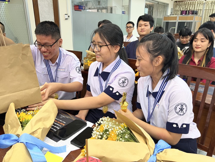 Học sinh lớp 12 vô địch cuộc thi Amazon Build On - Vietnam 2022 - Ảnh 2. Học sinh lớp 12 vô địch cuộc thi Amazon Build On - Vietnam 2022 - Ảnh 2.