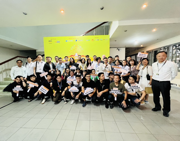 Học sinh lớp 12 vô địch cuộc thi Amazon Build On - Vietnam 2022 - Ảnh 1. Học sinh lớp 12 vô địch cuộc thi Amazon Build On - Vietnam 2022 - Ảnh 1.