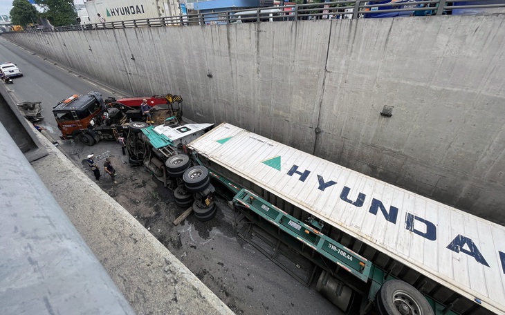 Container lật ngang ở vòng xoay trung tâm TP.HCM, giao thông ùn ứ nghiêm trọng - Ảnh 5.