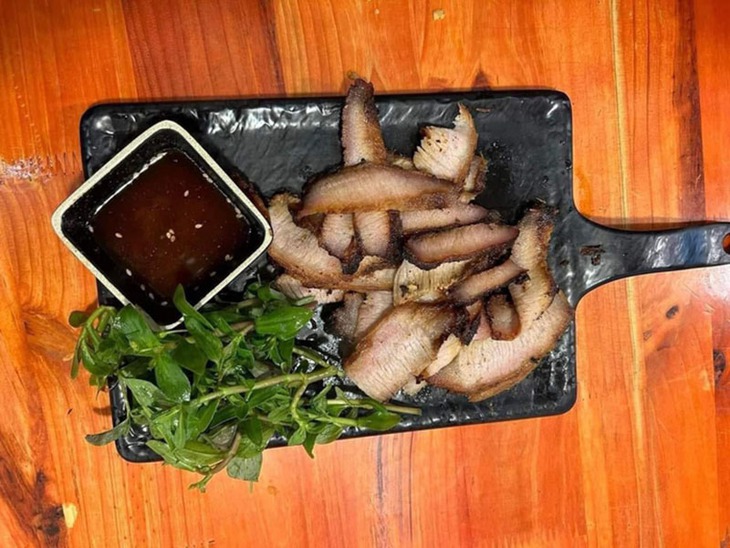 Đoán giá đĩa thịt lợn chặt chém ở Sa Pa - Ảnh 1. Đoán giá đĩa thịt lợn chặt chém ở Sa Pa - Ảnh 1.