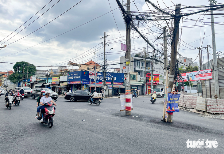 Những cột điện cao thế sừng sững giữa đường ở TP Thủ Đức - Ảnh 1.