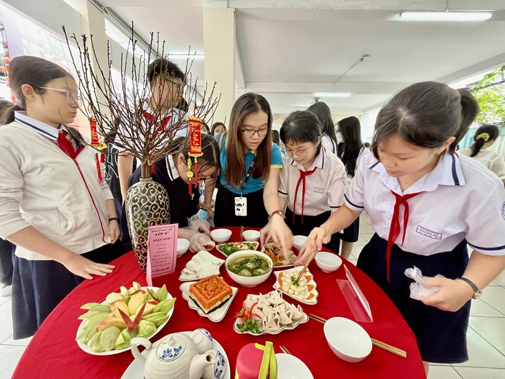 Học sinh bày mâm cỗ, làm củ kiệu đón Tết Nguyên đán tại trường - Ảnh 3.