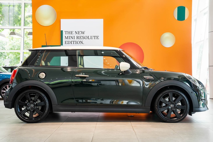 MINI Cooper S 3-Cửa Resolute Edition mới giá 2,3 tỉ đồng tại Việt Nam: Nhiều đồ chơi thời trang - Ảnh 4.