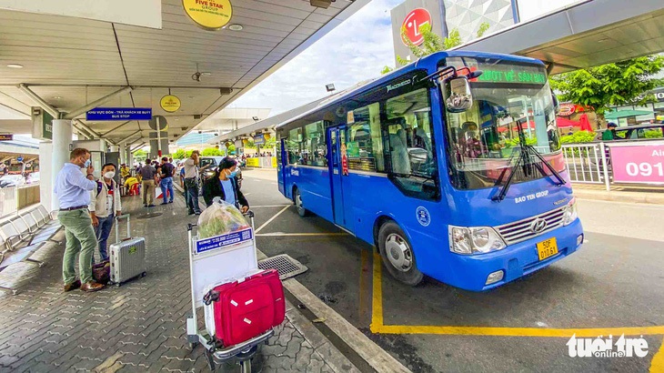 Tăng xe buýt phục vụ khách bay đêm - Ảnh 1.