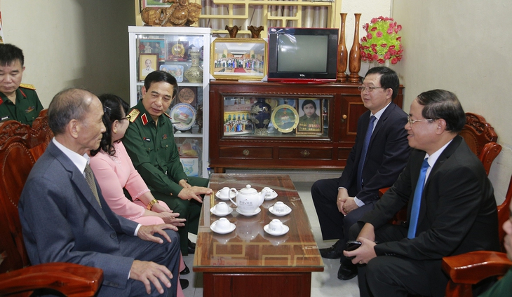 Bộ trưởng Bộ Quốc phòng: Đảm bảo để bộ đội đón Tết vui tươi và sẵn sàng chiến đấu cao - Ảnh 2.