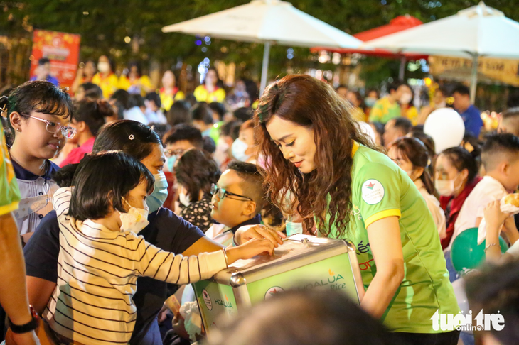 Đông đảo nghệ sĩ đồng hành cùng hành trình 10 năm giữ lửa 'Gắn kết yêu thương' - Ảnh 2.