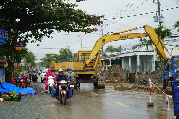 Nhà thầu ở Bến Tre để cống lộ thiên, người dân lo lắng - Ảnh 2.