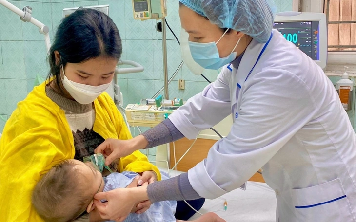 Lần đầu tại Việt Nam mổ robot điều trị cho bệnh nhân mắc bệnh phổi hiếm gặp - Ảnh 2.