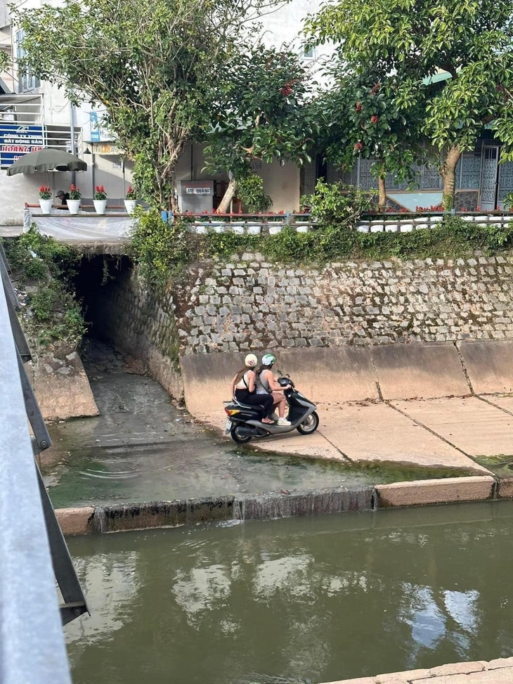 Ảnh vui 12-1: Cô dâu đắc thắng khi bẫy chồng thành công - Ảnh 4. Ảnh vui 12-1: Cô dâu đắc thắng khi bẫy chồng thành công - Ảnh 4.