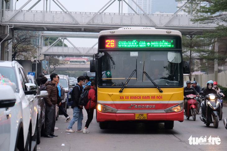 Xuyên đêm chờ tới lượt đăng kiểm - Ảnh 10.