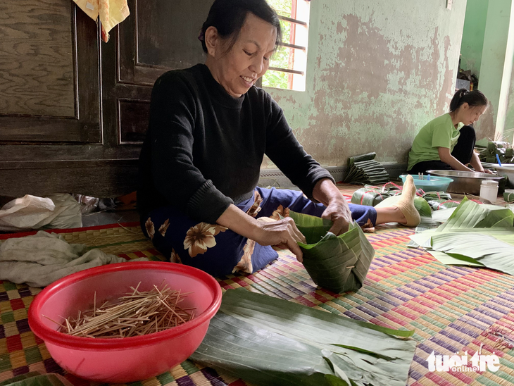 Làng nấu bánh tổ Hội An trắng đêm đón Tết - Ảnh 2.