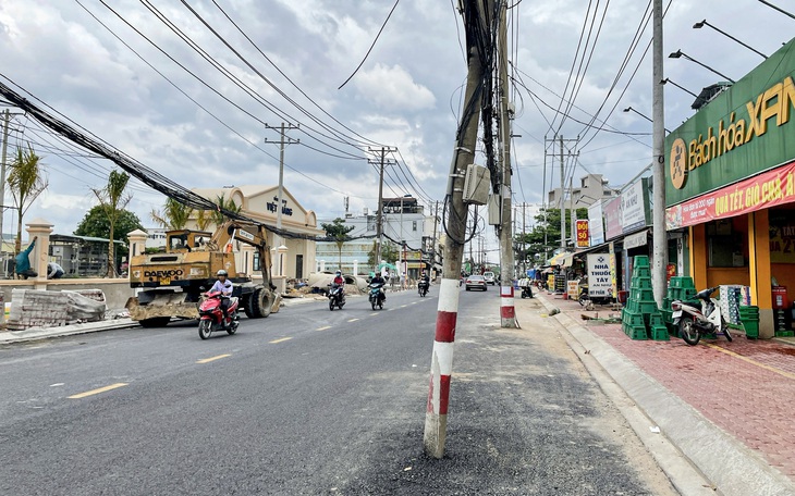 Điện lực Thủ Đức hứa dời một số cột điện ‘mọc’ giữa đường trước Tết