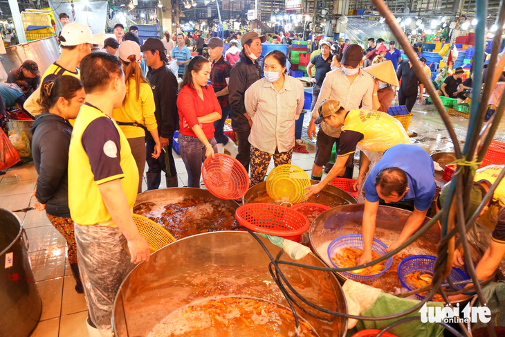 Người dân dậy từ sáng sớm chèo ghe ra sông thả cá chép đưa ông Công, ông Táo về trời - Ảnh 4.