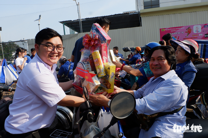 Xuân yêu thương tặng quà Tết thanh niên khuyết tật - Ảnh 1.