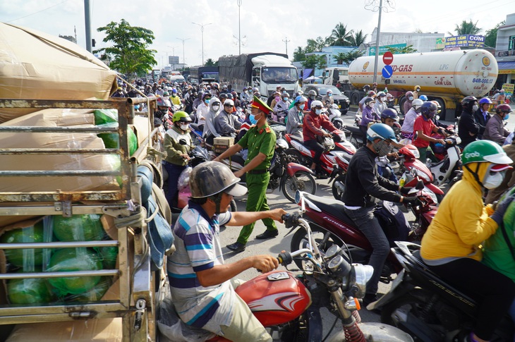 Trạm thu phí cầu Rạch Miễu xả trạm ba lần trong ngày, kẹt xe vẫn không giảm - Ảnh 3.