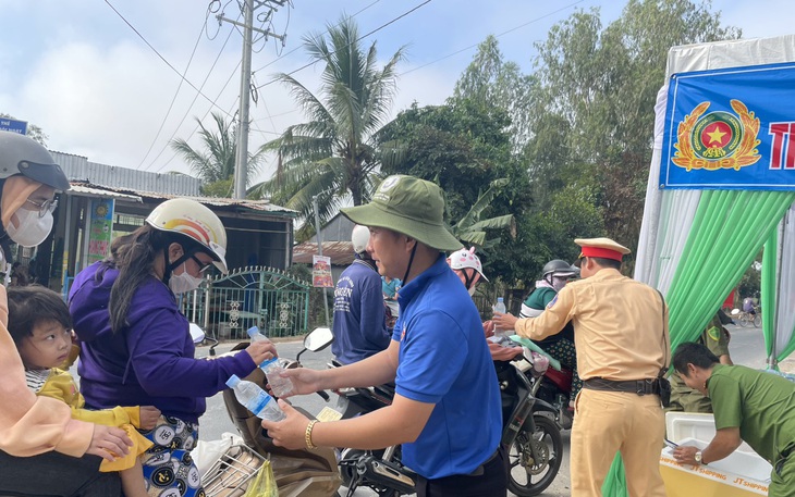 Phát cơm, nước suối miễn phí dọc đường cho công nhân về quê ăn Tết