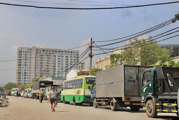 Hết suất, tài xế không dám đưa xe đi trạm khác vì quá hạn đăng kiểm - Ảnh 4.