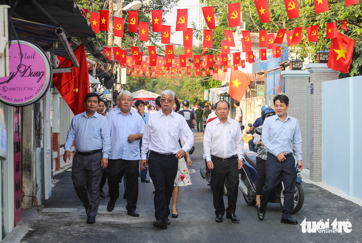 Tết Nguyên đán 2023, dân quận 7 phấn khởi với nhiều con hẻm được mở rộng - Ảnh 1.