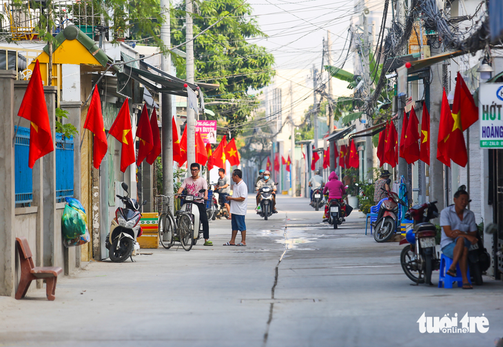 Tết Nguyên đán 2023, dân quận 7 phấn khởi với nhiều con hẻm được mở rộng - Ảnh 2.