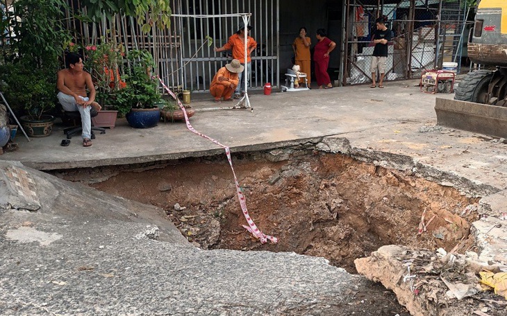 Đường gom cao tốc Phan Thiết - Dầu Dây xuất hiện lỗ thủng như giếng nước - Ảnh 2.