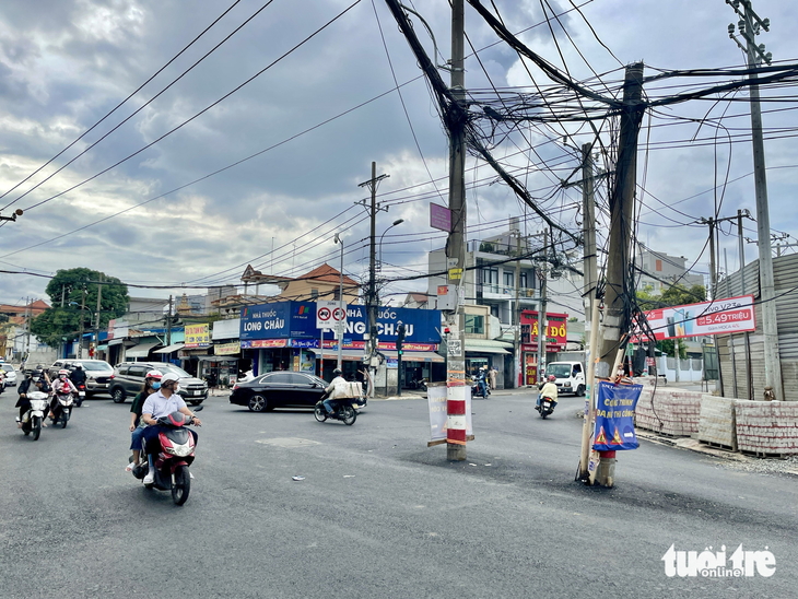 Điện lực Thủ Đức giữ lời hứa, di dời hơn trăm cột điện giữa đường - Ảnh 4.