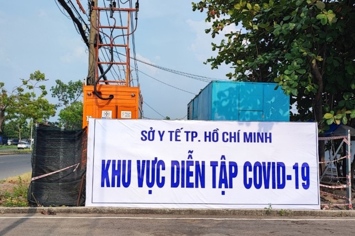 EVNHCMC hoàn tất cấp điện phục vụ diễn tập bệnh viện dã chiến số 13 - Ảnh 2.