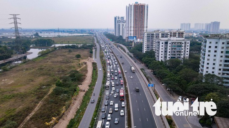 Ngày cuối nghỉ lễ, các cửa ngõ Hà Nội ken chặt xe, người đi xe máy ngủ ngồi trên xe - Ảnh 2.