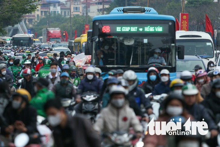 Ngày cuối nghỉ lễ, các cửa ngõ Hà Nội ken chặt xe, người đi xe máy ngủ ngồi trên xe - Ảnh 6.