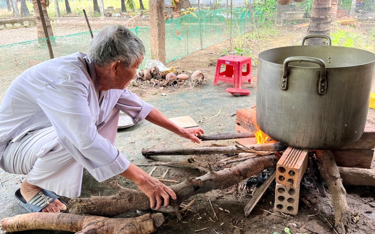 Cụ ông 91 tuổi Tết nào cũng gói bánh tét, đầy ắp kỷ niệm ấu thơ