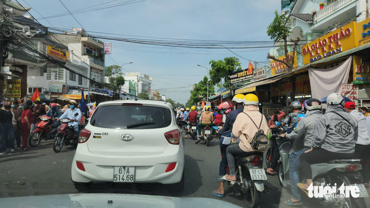 Dòng người đổ về cúng Bà Chúa Xứ núi Sam gây kẹt đường - Ảnh 6.