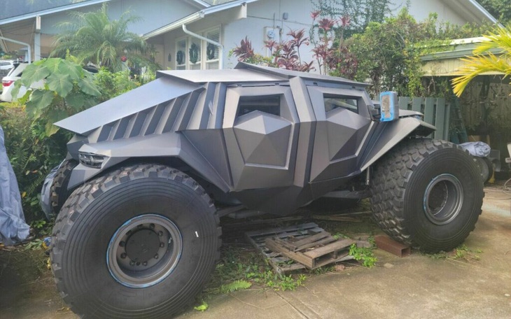 Batmobile chế tạo từ bán tải đời 2007: Nhiều chi tiết thủ công