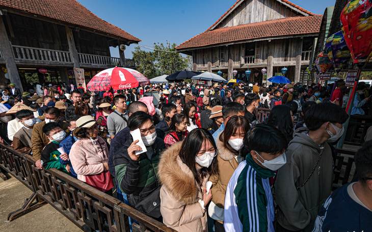 Nắng đẹp, biển người đổ về chùa Tam Chúc, Bái Đính