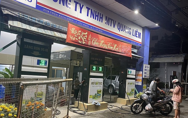 Một cây xăng ở Vĩnh Long bị xử phạt gần 324 triệu đồng do bán xăng dầu vượt quy chuẩn - Ảnh 3.