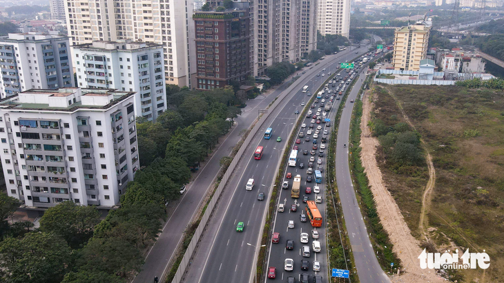 Chiều mùng 5 Tết: Cửa ngõ Hà Nội ùn ứ, nội đô thông thoáng - Ảnh 1.