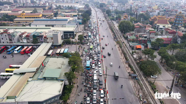 Chiều mùng 5 Tết: Cửa ngõ Hà Nội ùn ứ, nội đô thông thoáng - Ảnh 3.