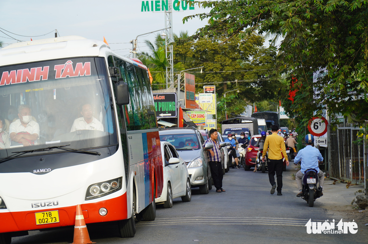 Mùng 5 Tết, cầu Rạch Miễu lại kẹt cứng, phải xả trạm thu phí - Ảnh 3.