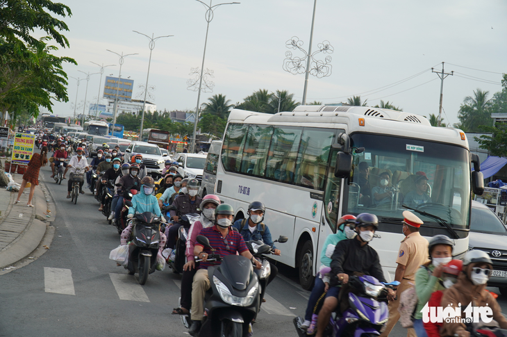 Mùng 5 Tết, cầu Rạch Miễu lại kẹt cứng, phải xả trạm thu phí - Ảnh 5.