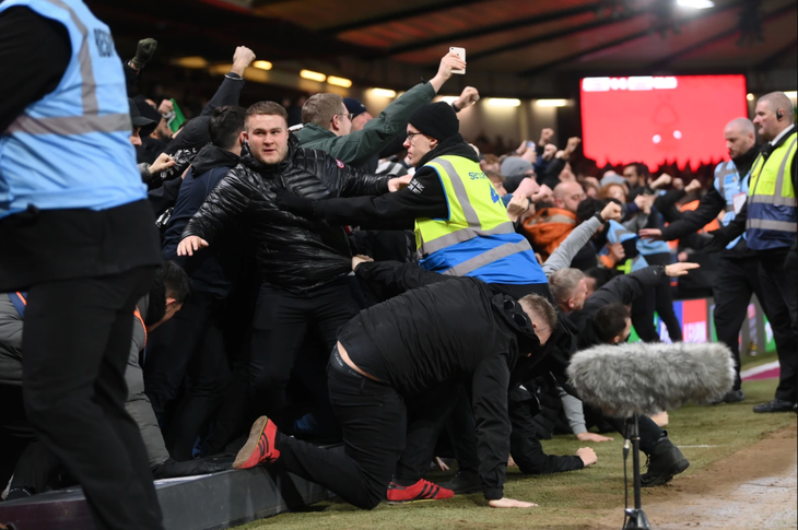 CĐV Man Utd ăn mừng đến sập bảng quảng cáo - Ảnh 4.