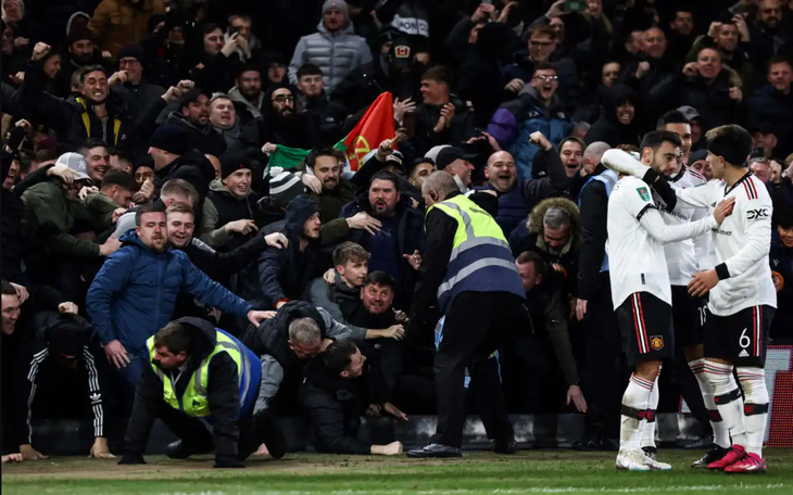 CĐV Man Utd ăn mừng đến sập bảng quảng cáo