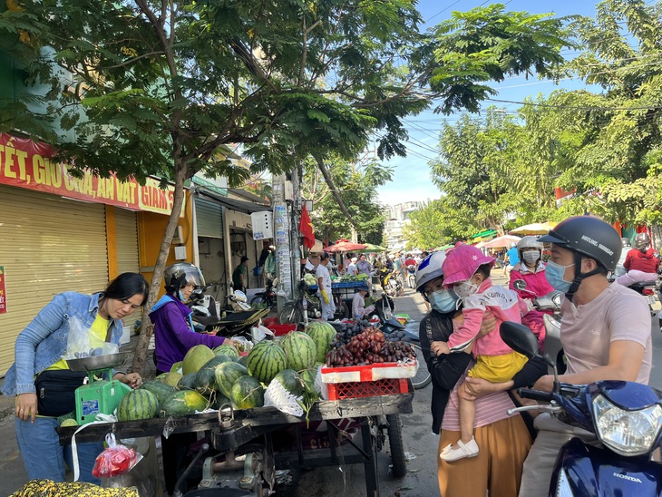 Mùng 5 Tết, chợ tấp nập siêu thị còn vắng - Ảnh 2.