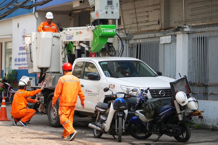 Các nhân viên Công ty Điện lực Gia Định, EVNHCMC triển khai công tác ngày đầu năm - Ảnh: HỮU HẠNH